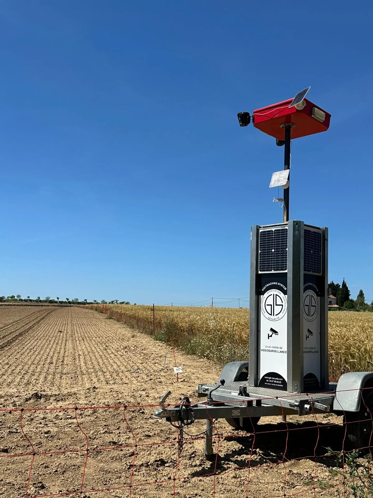 Tour de surveillance mobile GIS Sécurité floquée au logo, en exploitation sur un terrain