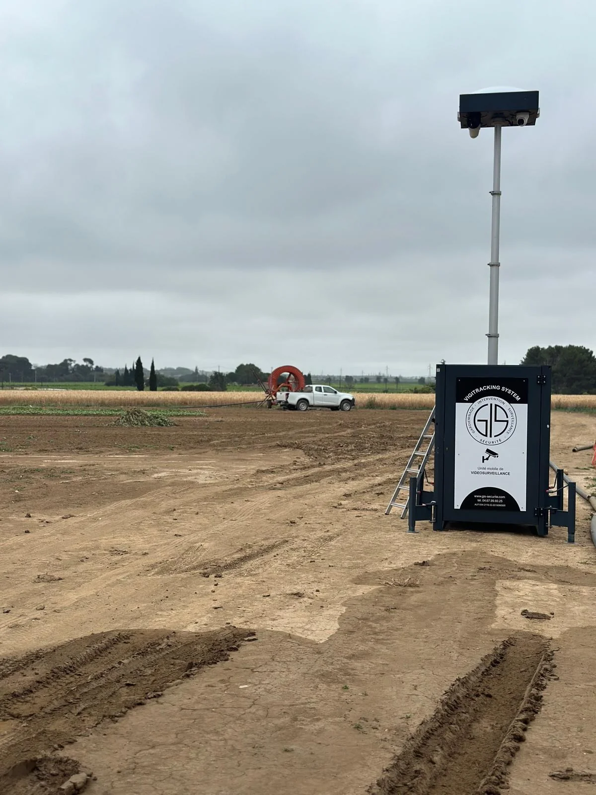 Tour de surveillance autonome GIS Sécurité installée sur un terrain à protéger